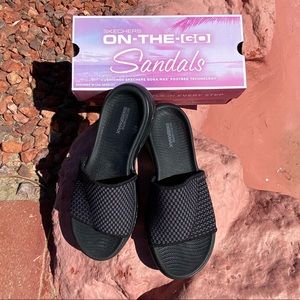 Skechers Goga Max Sandals